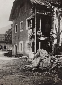 Album "Meine Weltkriegs-Erinnerungen Südwestfront (Kärnten, Italien, Südtirol) 31/03/1915-12/11/1918 - Josef Zohles Wien": Trümmer in Valbruna (s/w Foto) von Josef Zohles