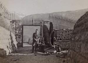 Album "Meine Weltkriegs-Erinnerungen Südwestfront (Kärnten, Italien, Südtirol) 31/03/1915-12/11/1918 - Josef Zohles Wien": Soldat in einer Festung (s/w Foto) von Josef Zohles