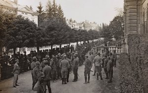 Album "Meine Weltkriegs-Erinnerungen Südwestfront (Kärnten, Italien, Südtirol) 31/03/1915-12/11/1918 - Josef Zohles Wien": Soldaten mit vielen Gefangenen (s/w Foto)