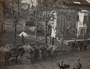 Album "Meine Weltkriegs-Erinnerungen Südwestfront (Kärnten, Italien, Südtirol) 31.03.1915-12.11.1918 - Josef Zohles Wien": Kanoniere in Tarvisio (s/w Foto)