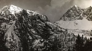Album "Meine Weltkriegs-Erinnerungen Südwestfront (Kärnten, Italien, Südtirol) 31.03.1915-12.11.1918 - Josef Zohles Wien": Kriegsgebiet in den Alpen (s/w Foto)