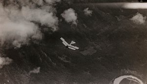 Album "Meine weltkriegs - Erinnerungen Südwestfront (Kärnten, Italien, Südtirol) 31/03/1915-12/11/1918 - Josef Zohles Wien": ein österreichisches Flugzeug fliegt über von Josef Zohles