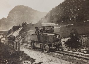 Album "Meine weltkriegs - Erinnerungen Südwestfront (Kärnten, Italien, Südtirol) 31/03/1915-12/11/1918 - Josef Zohles Wien": Militärfahrzeuge entlang der von Josef Zohles