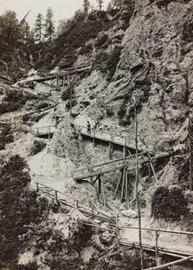 Album "Meine Weltkriegs-Erinnerungen Südwestfront (Kärnten, Italien, Südtirol) 31/03/1915-12/11/1918 - Josef Zohles Wien": Holzstege zu den Bergen von Josef Zohles