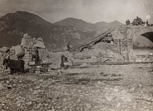 Album "Meine weltkriegs - Erinnerungen Südwestfront (Kärnten, Italien, Südtirol) 31/03/1915-12/11/1918 - Josef Zohles Wien": Trümmer einer Brücke von Josef Zohles