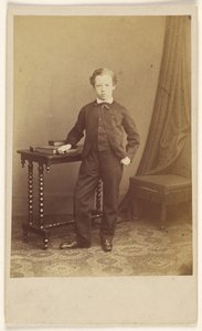 [Unidentifizierter kleiner Junge im Anzug an einem Tisch mit Büchern] von Joseph Brown