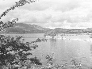 Blick über Crummock Water mit Hügeln im Hintergrund von Joseph Hardman
