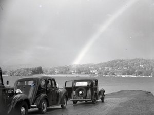 Autos geparkt bei Loughrigg Tarn von Joseph Hardman