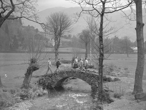 Gruppe junger Wanderer überquert Brücke von Joseph Hardman