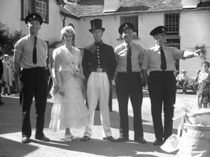 Männer und Frauen in Kostümen auf dem Hawkshead Jahrmarkt vor dem Minstrel