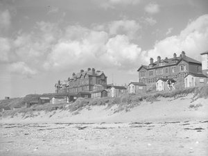 Blick vom Silloth Strand auf Strandhütten und Häuser entlang der Küste; Meereslandschaft von Joseph Hardman