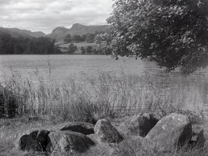 Blick über Loughrigg Tarn, im Vordergrund einige Steine im Boden von Joseph Hardman