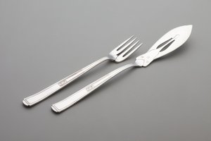 Zwei Stücke des Bestecks 