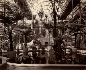 Der Kristallpalast in London: Innenansicht des nördlichen Querschiffs, ca. 1870