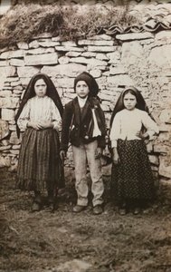 Heiligtum von Fatima. Lucia dos Santos und ihre Cousins Francisco und Jacinta Marto. Unsere Liebe Frau von Fatima. Portugal. von Joshua Benoliel
