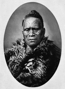 Ein Maori-Häuptling mit kunstvoll tätowiertem Gesicht und Wetterumhang, 1902 von Josiah Martin