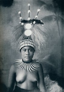 Eine samoanische Frau mit einem Kragen aus Pottwalzähnen und einem zeremoniellen Kopfschmuck, 1902 von Josiah Martin