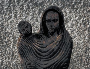 Die Traurigkeit in Madonnas Augen, aus der Serie Chapelle du Canal, 2016 von Joy Lions