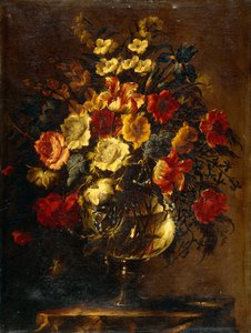 Blumen in einer Glasvase auf einem Felsen