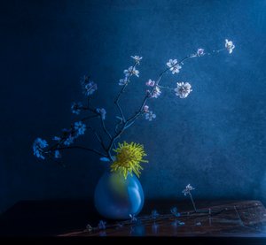 Blaue Blüten und Vase von Judy Tseng