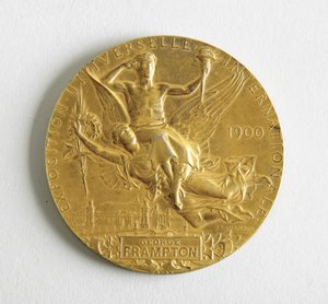 Exposition Universal Internationale, Paris (Medaille an George Frampton verliehen)