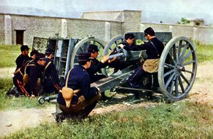 Französische Soldaten mit einem Mörser im Einsatz während der Schlacht an der Marne östlich von Paris, September 1914 von Jules Gervais Courtellemont