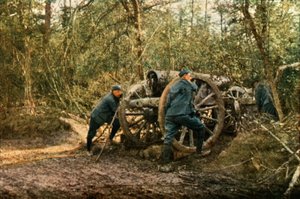 Drei französische Soldaten im Wald mit einer Haubitze, Verdun, September 1916 von Jules Gervais Courtellemont