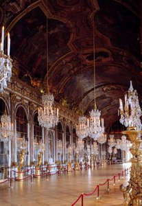 Ansicht der restaurierten Spiegelgalerie in Versailles von Jules Hardouin Mansart