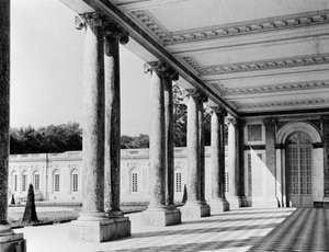 Ansicht des Peristyls und des linken Flügels des Grand Trianon, 1687-88 von Jules Hardouin Mansart