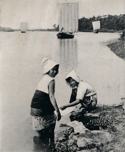 Eine Wäscherei am Flussufer, ca. 1900, 1921 von Julian Leonard Street
