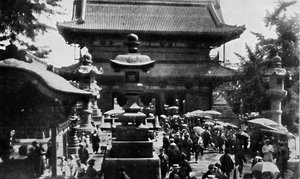 In Asakusa, dem großen Tempel von Tokio, floriert das Wahrsagen, ca. 1900 von Julian Leonard Street