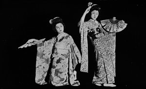 Tanzmädchen Kimi-chiyo, die fast jede japanische Party in Tokio besucht, um 1900, 1921 von Julian Leonard Street