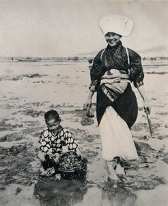 Muscheln graben bei Ebbe in der Bucht von Tokio, um 1900, 1921 von Julian Leonard Street