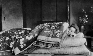Saki, die Haushälterin schläft auf einer Matratze mit hartem Kissen unter einem gesteppten Kimono, um 1900, 1921 von Julian Leonard Street