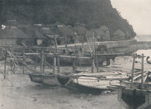 Tai-no-ura - Kleine Häuser am Rand des Sandes mit Fischerbooten, ca. 1900, 1921 von Julian Leonard Street