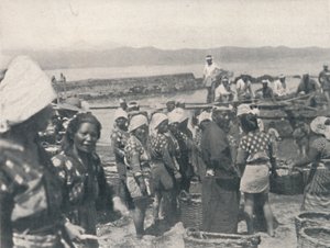 Tai-no-ura - Fischerboote, Männer und Frauen mit Netzen und Körben, um 1900 von Julian Leonard Street