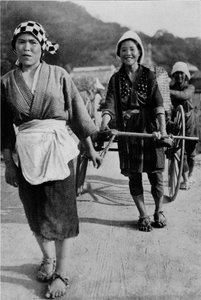 Drei Generationen von Frauen bewegen einen Wagen mit Großmutter hinten, schiebend, ca. 1900, 1921 von Julian Leonard Street