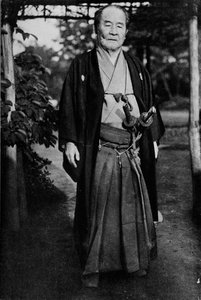 Viscount Shibusawa, 1840-1931, trägt seine Samuraischwerter, ca. 1900, 1921 von Julian Leonard Street