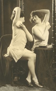 Mädchen am Schminktisch von Julian Mandel
