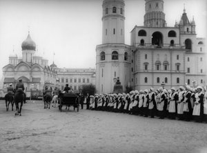 Zar Nikolaus II. inspiziert die Parade der Schüler von Moskau im Kreml, Russland, 1912