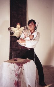 Blutige Tischperformance von Kanat Ibragimov