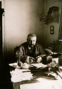 Alexander Kuprin, russischer Autor, an seinem Schreibtisch, Gattschina, Russland, frühes 20. Jahrhundert von Karl Karlovich Bulla