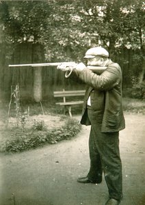 Autor Alexander Iwanowitsch Kuprin (Alexandre Ivanovitch Kouprine) (1870-1938) in Gatchina.