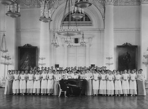 Schülerinnen des Smolny-Instituts für edle Mädchen bei einer Musikstunde, ca. 1913 von Karl Karlovich Bulla