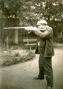 Russischer Autor Alexander Kuprin beim Schießen, Gattschina, Russland, frühes 20. Jahrhundert von Karl Karlovich Bulla
