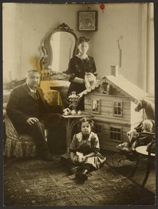 Alexander Kuprin [berühmter russischer Schriftsteller] mit seiner Familie