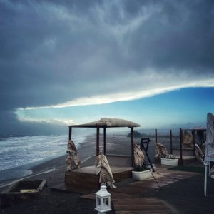 Surrealer stürmischer Winterstrand von Katha Wood