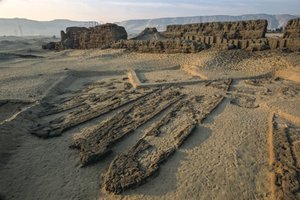 Abydos, 5000 Jahre alte Holzplankenboote in Lehmziegelgrab, Frühdynastisch, 2005