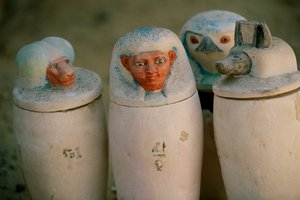 Kanopenkrüge von Pakerdemamon mit Stopfen der vier Söhne des Horus, Hapy, Duamutef