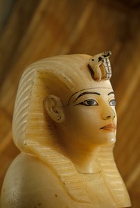 Kanopenverschluss aus Alabaster aus dem Grab von Tutanchamun in Form eines Frauenporträts